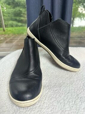 Taos Footwear Black Leather Zipper Hightop Sneakers with Cream Soles size 7